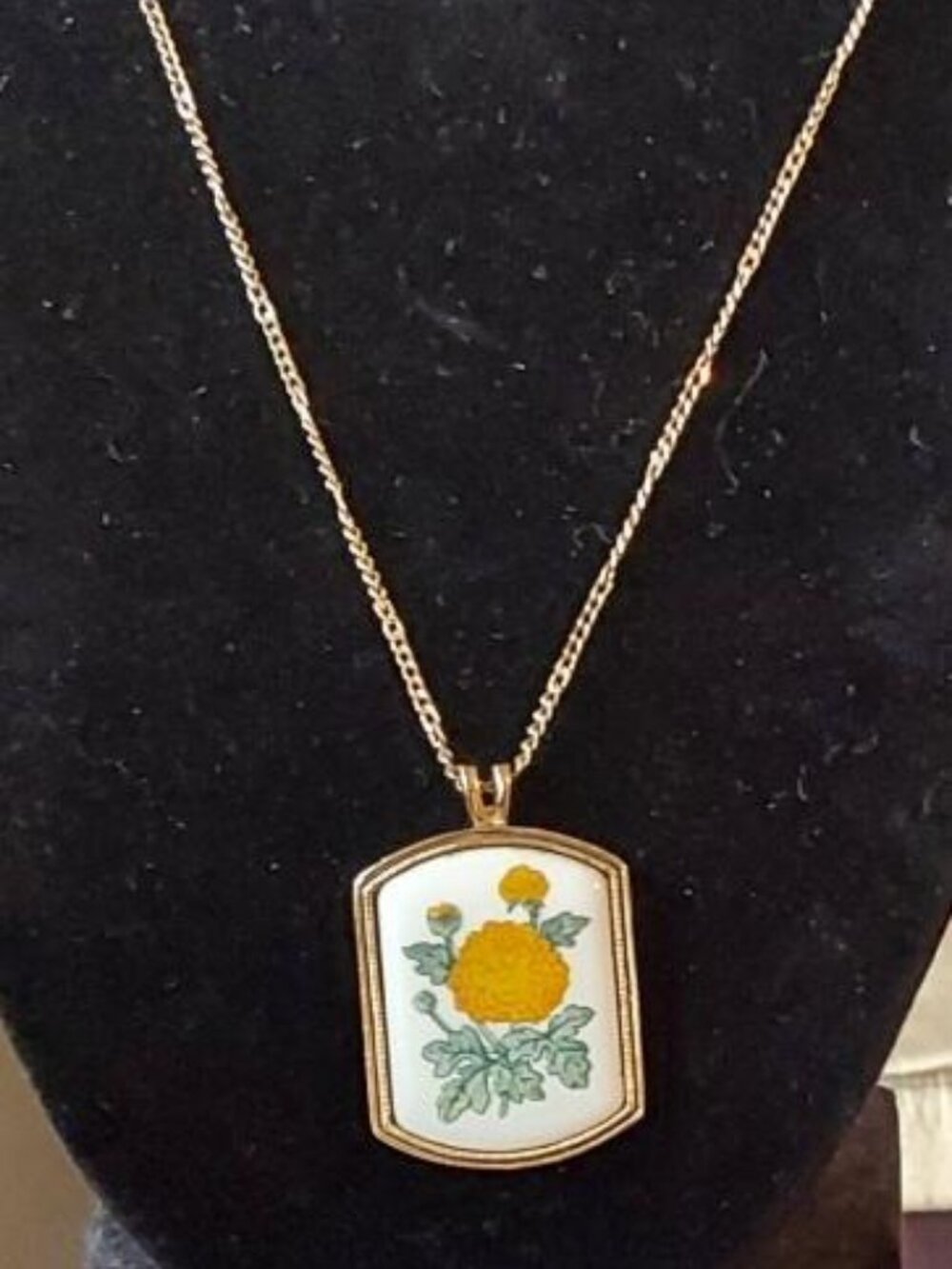 Vintage 1980 Avon Heritage November Birth Month Pendant Necklace - Picture 6 of 6